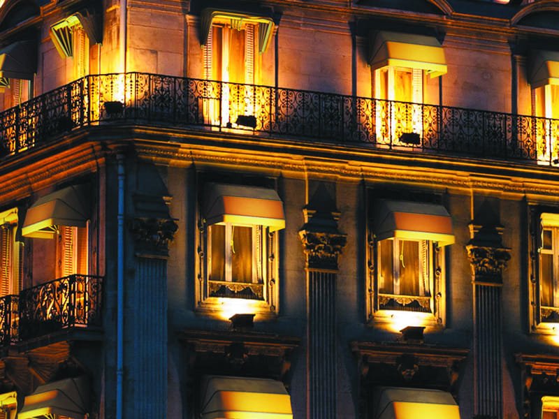 Toldos tipo capota instalados en balcones de un edificio