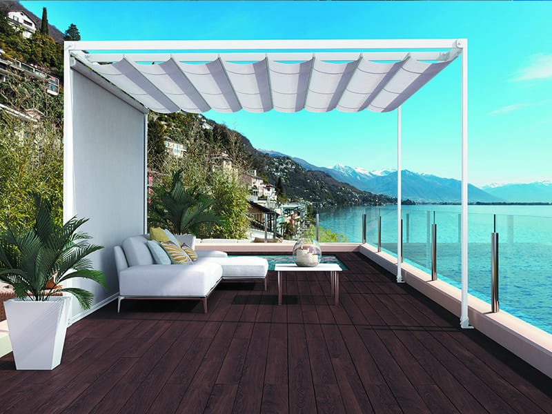 Toldo de lona corredera sobre una terraza junto al mar