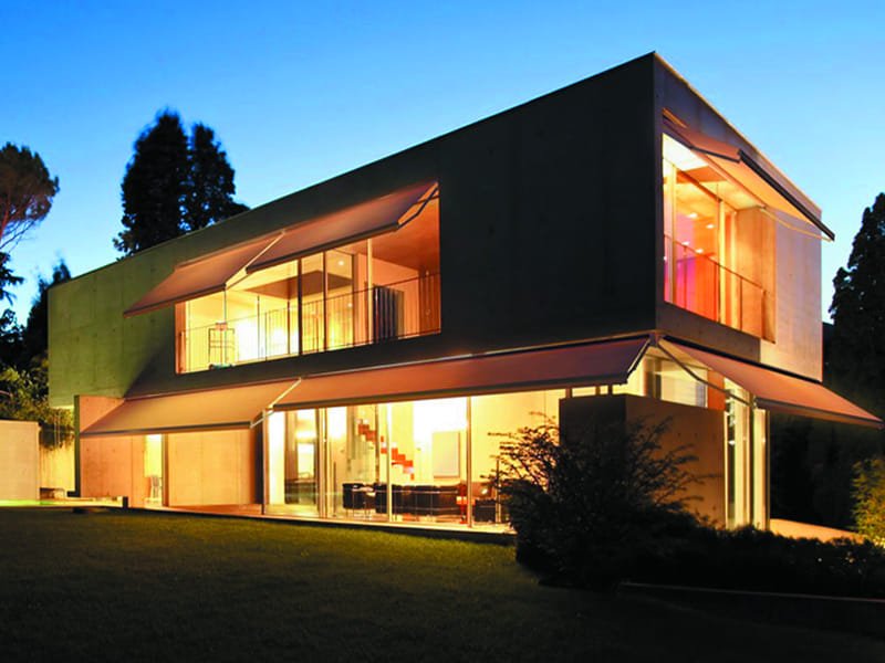 Toldo semicofre instalado en una vivienda contemporánea