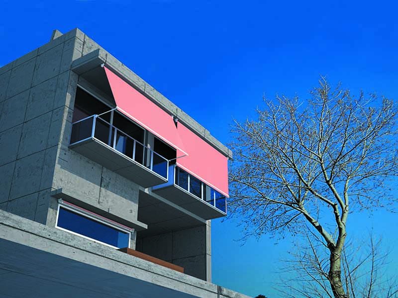 Toldos telón verticales instalados en balcones