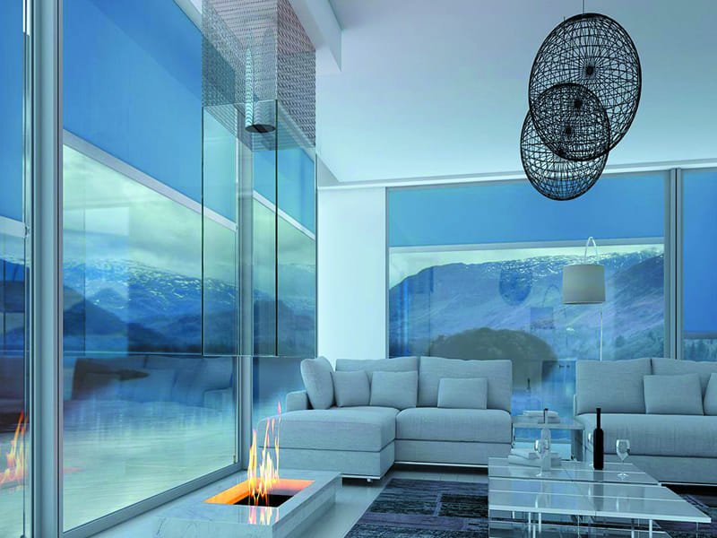 Toldo vertical tipo screen en un interior acristalado